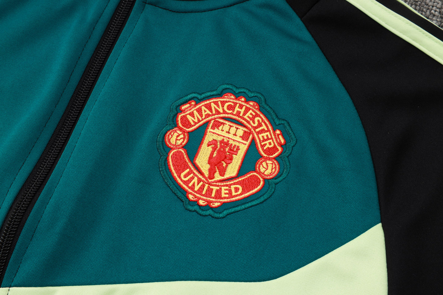 2024/25 Manchester United Presentation Green/Black Adults Tracksuit